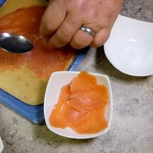 Schüssel mit Lachs auslegen