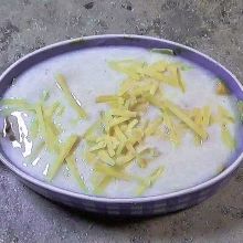 Mit Käse bestreuen