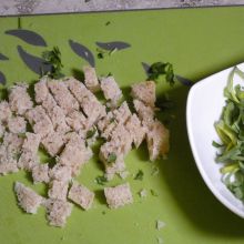Brot in Croutons schneiden