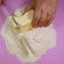 Butter in Stücke schneiden