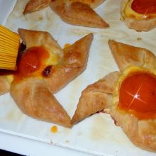 Mit Marmelade bestreichen