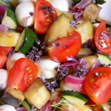 Bunter Gemüsesalat mit Mozzarella
