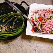 Wurstsalat vermischen