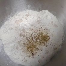 Mehl mit Hefe mischen