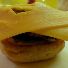 Mit Cheddar belegen