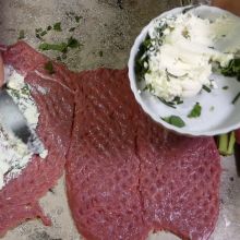 Mit Frischkäse bestreichen
