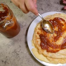 Mit Marmelade bestreichen