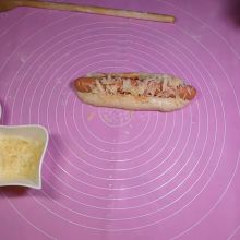 Mit Käse bestreuen