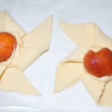 Mit Marillenhälften belegen