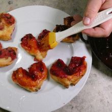 Mit Marmelade bestreichen