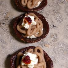 Mit Preiselbeeren garneiren