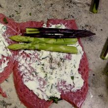 Mit Spargel belegen