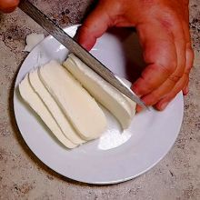 Mozzarella schneiden