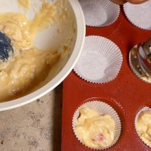 Muffinsformen füllen