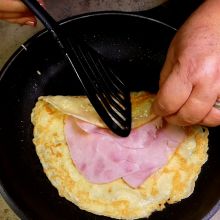 Mit Schinken und Käse belegen