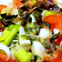 Tomatensalat mit Basilikumsprossen und Pesto