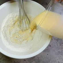 Pfannkuchenteig glatt rühren