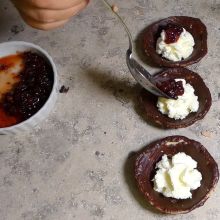 Mit Preiselbeeren füllen