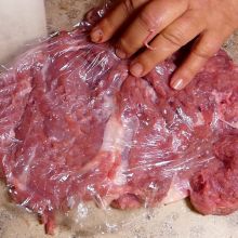 Putenfleisch klopfen