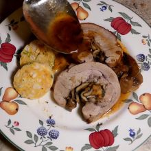 Putenrollbraten auf Jägerart servieren