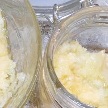 Knoblauch in ein Glas füllen