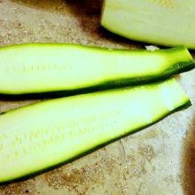 Zucchini in Blätter schneiden