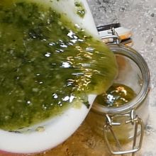 Sprossenpesto abfüllen