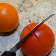 Tomaten kreuzweise einschneiden