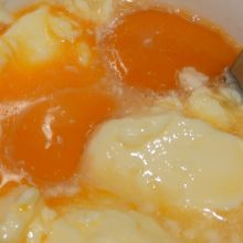 Butter, Milch und Eier verrühren