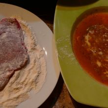 Hirschschnitzel durch das Ei ziehen
