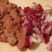 Leber und Zwiebel schneiden