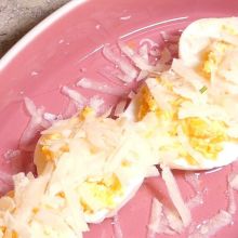 Mit Käse bestreuen