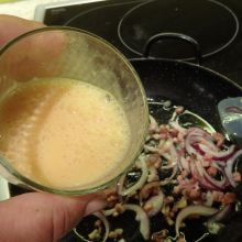 Speck und Zwiebel anbraten