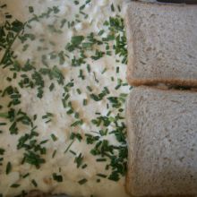 Brotschichten abwechselnd in die Form schichten