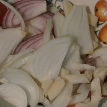 Zwiebeln blättrig schneiden