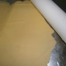 Orangenmürbteig ausrollen