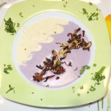 Bunte Kartoffelsuppe mit gebratenen Morcheln