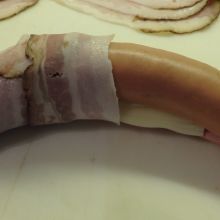 Würstel mit Spesck umwckeln