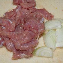 Kalbfleisch in Streifen schneiden