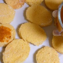 Mit Marmelade bestreichen