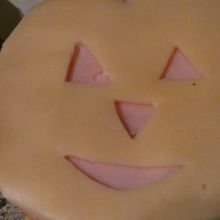 Gesicht aus dem Käse schneiden