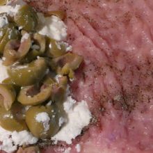 Mit Oliven und Schäse füllen