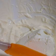 Topfencreme verrrühren