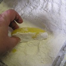 Kartoffeln in Mehl wälzen
