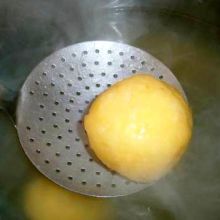 Erdäpfelknödel abseihen