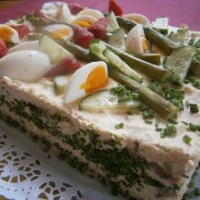 vegetarische Brottorte garnieren