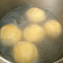 Knödel kochen