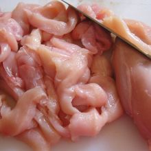 Hühnerfleisch schneiden