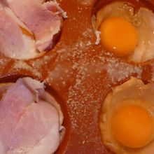 Ei in das Schinkenbett schlagen