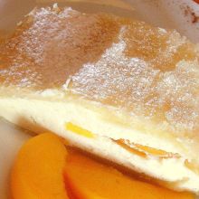 Topfenstrudel mit Pfirsichstücken